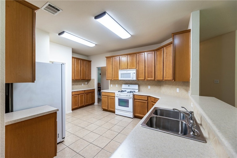 Photo 16 of 33 - 3216 Winding River Trl, Round Rock, TX 78681