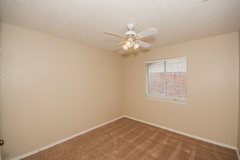 Photo 15 of 28 - 1517 Wesley Dr, Mesquite, TX 75149