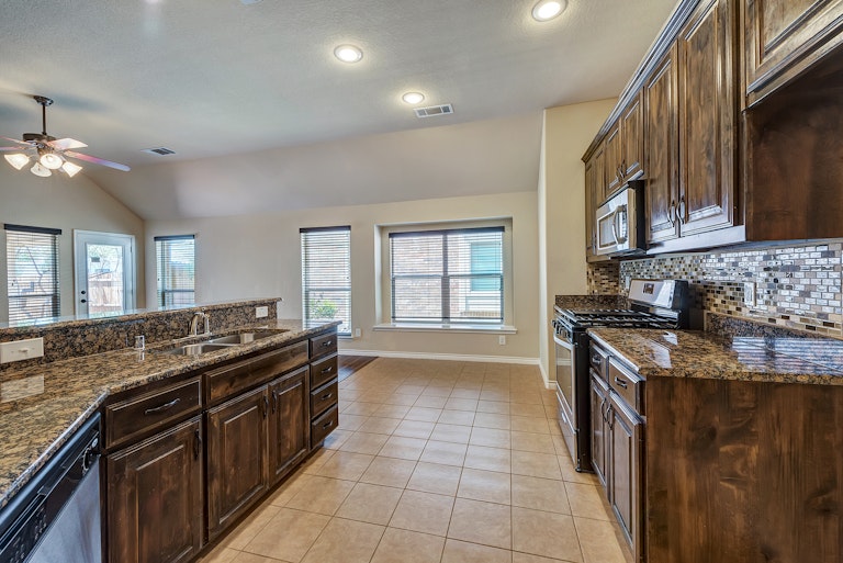 Photo 2 of 25 - 5532 Chinkapin Ln, Fort Worth, TX 76244
