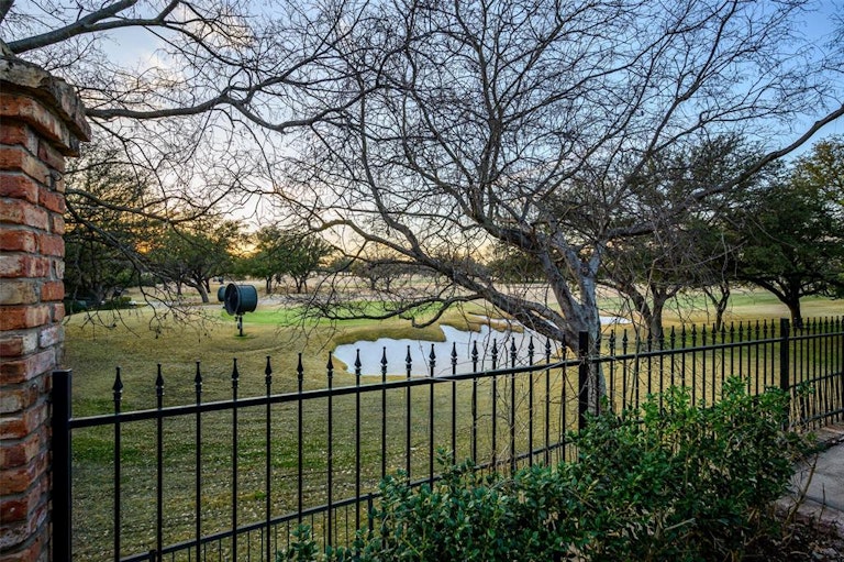 Photo 28 of 35 - 13703 Creekside Pl, Dallas, TX 75240