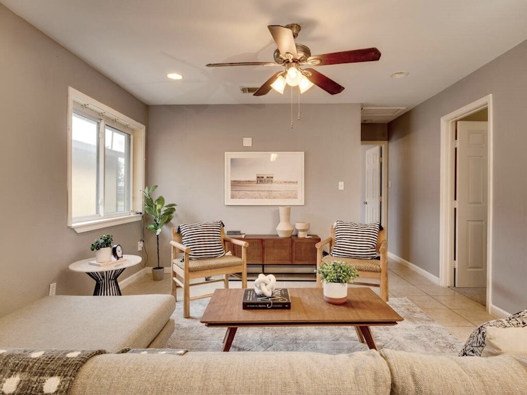 Photo 13 of 36 - 2019 Cheshire Dr, Austin, TX 78723