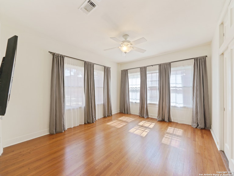 Photo 15 of 39 - 347 E Huisache Ave, San Antonio, TX 78212