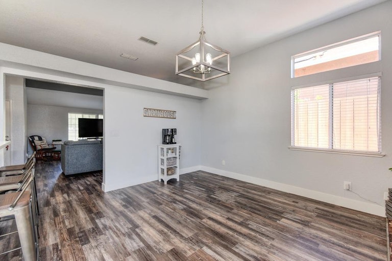 Photo 11 of 40 - 8372 Vintage Park Dr, Sacramento, CA 95828