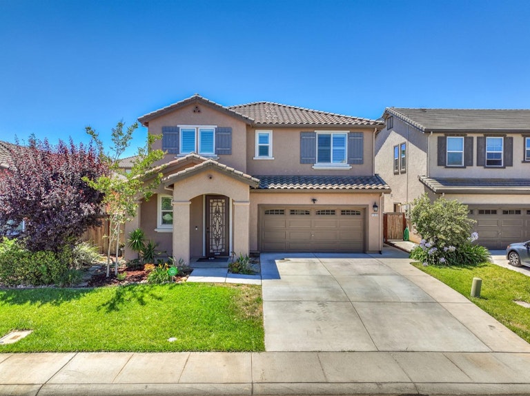 Photo 1 of 35 - 4848 Ammolite Way, Elk Grove, CA 95757
