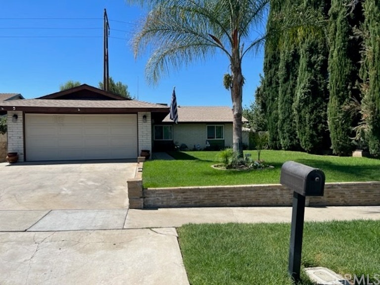 Photo 3 of 11 - 22205 Lark St, Grand Terrace, CA 92313
