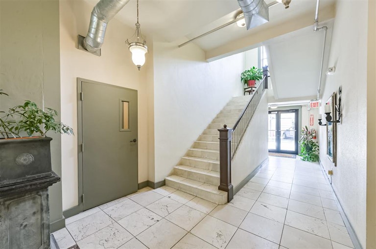 Photo 5 of 44 - 2700 Albany St #3B, Houston, TX 77006