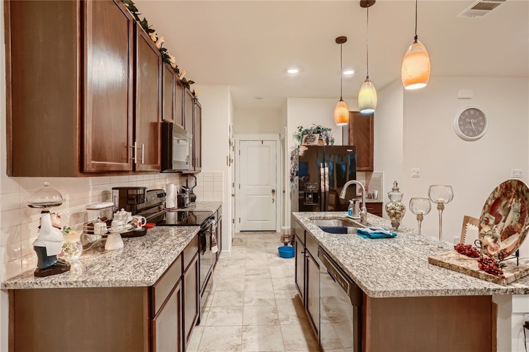 Photo 10 of 30 - 252 Fieldwood Dr Unit C, Buda, TX 78610
