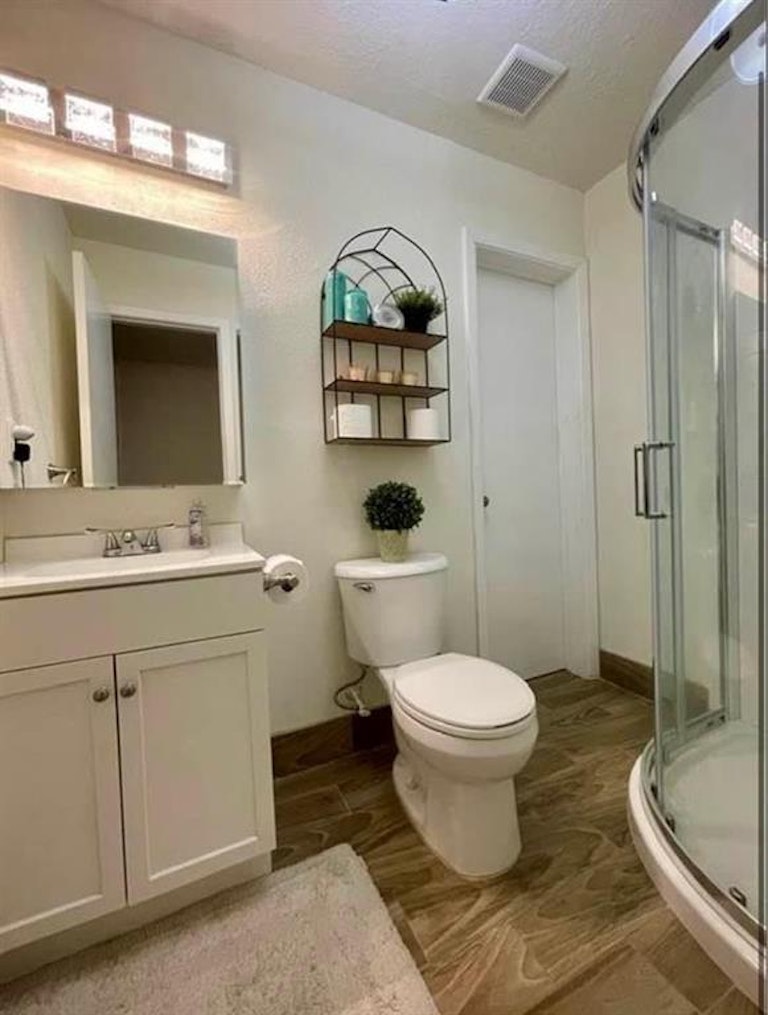 Photo 10 of 11 - 12133 Sharpview Dr, Houston, TX 77072