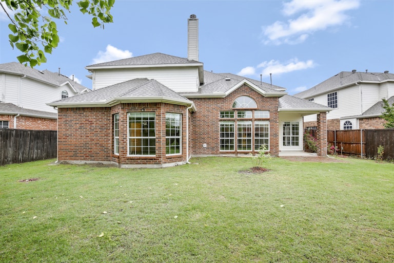 Photo 5 of 27 - 5259 W Cove Way, Grand Prairie, TX 75052