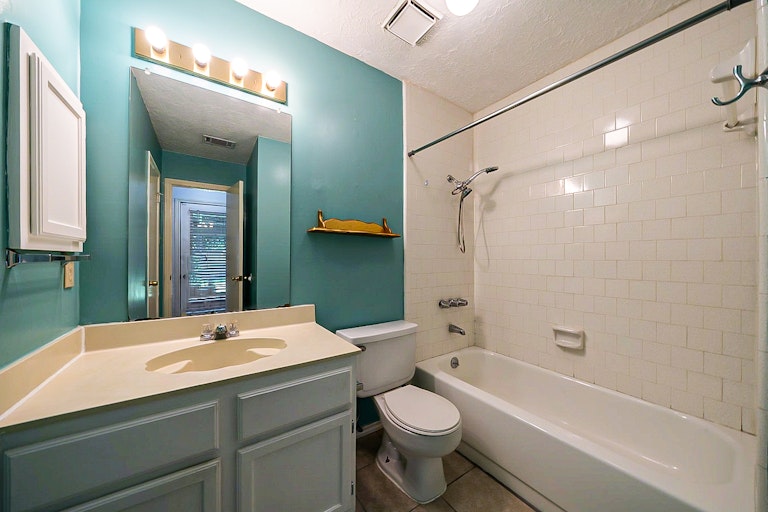 Photo 6 of 28 - 26 Parkbriar Cir, Baytown, TX 77521