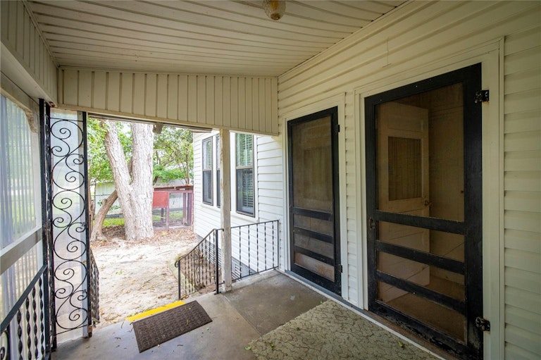 Photo 21 of 35 - 140 Wright Ave, New Braunfels, TX 78130