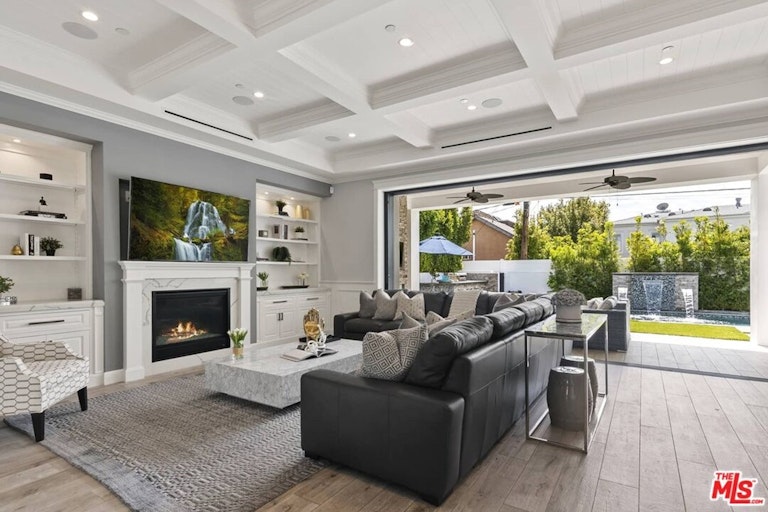 Photo 6 of 53 - 10526 Ohio Ave, Los Angeles, CA 90024