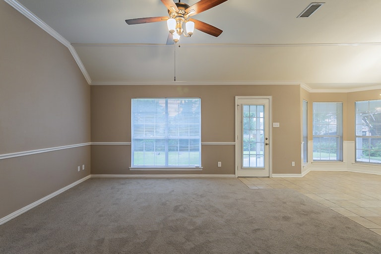 Photo 10 of 28 - 124 Hummingbird Ln, Justin, TX 76247