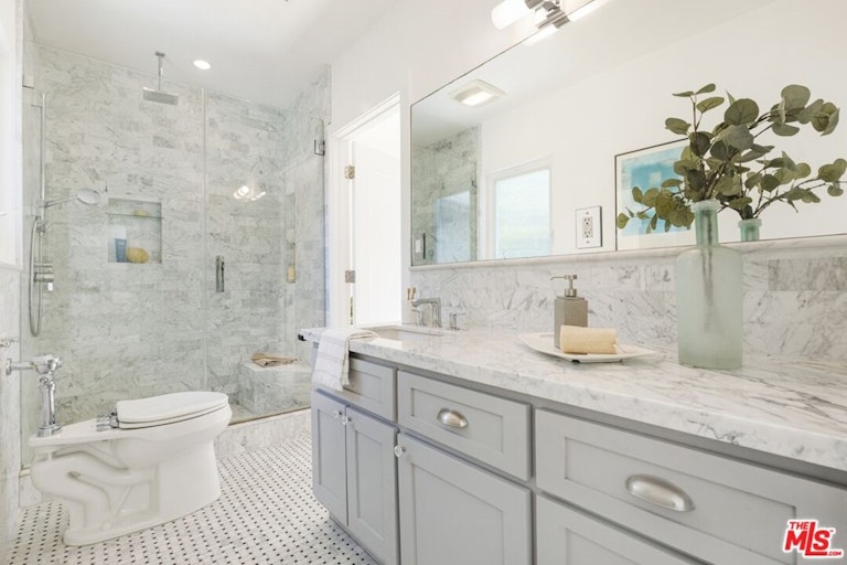 Photo 38 of 49 - 641 N Mariposa Ave, Los Angeles, CA 90004