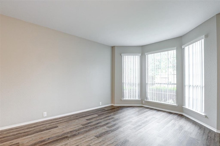 Photo 5 of 31 - 4644 Matthew Dr, Fort Worth, TX 76244