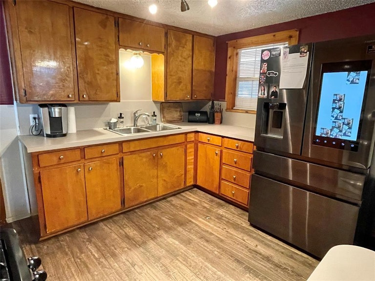 Photo 9 of 26 - 131 N Roe St, Fort Worth, TX 76108