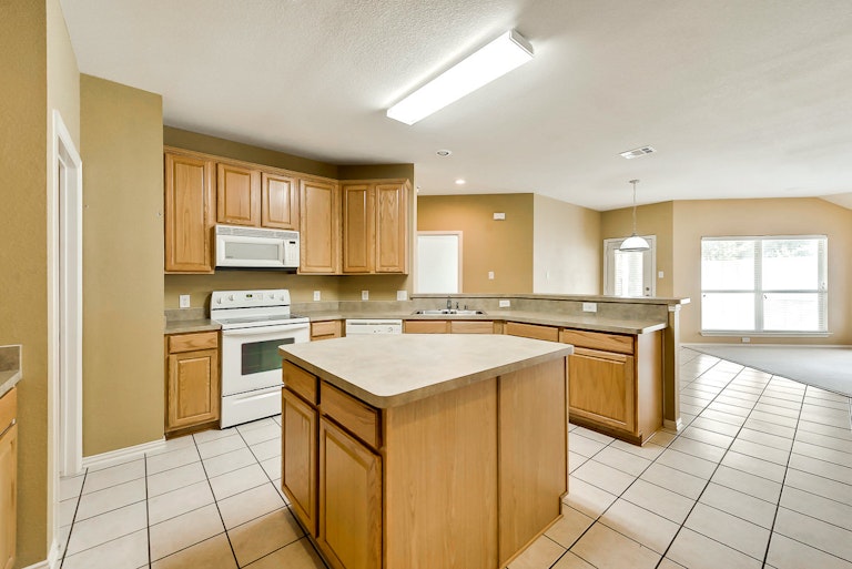Photo 8 of 26 - 1408 Oakcrest Dr, Providence Village, TX 76227
