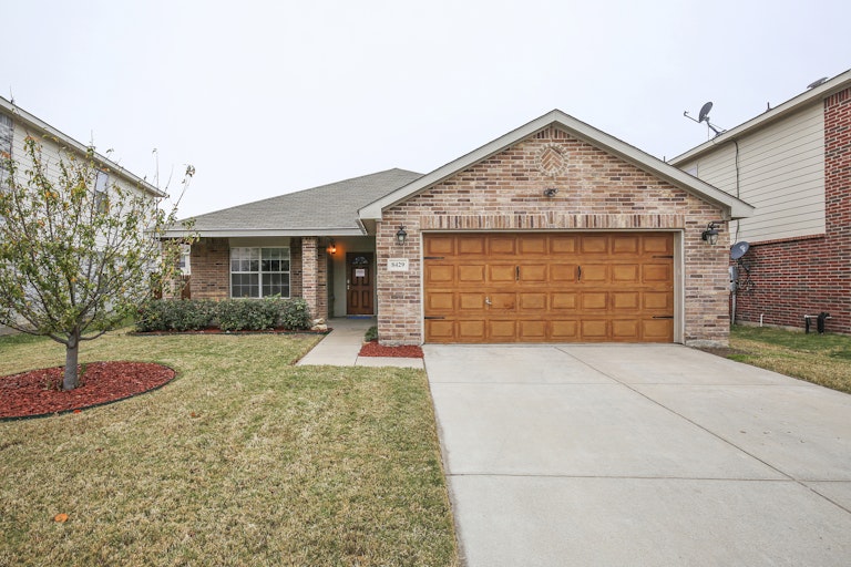 Photo 1 of 25 - 8429 Star Thistle Dr, Fort Worth, TX 76179