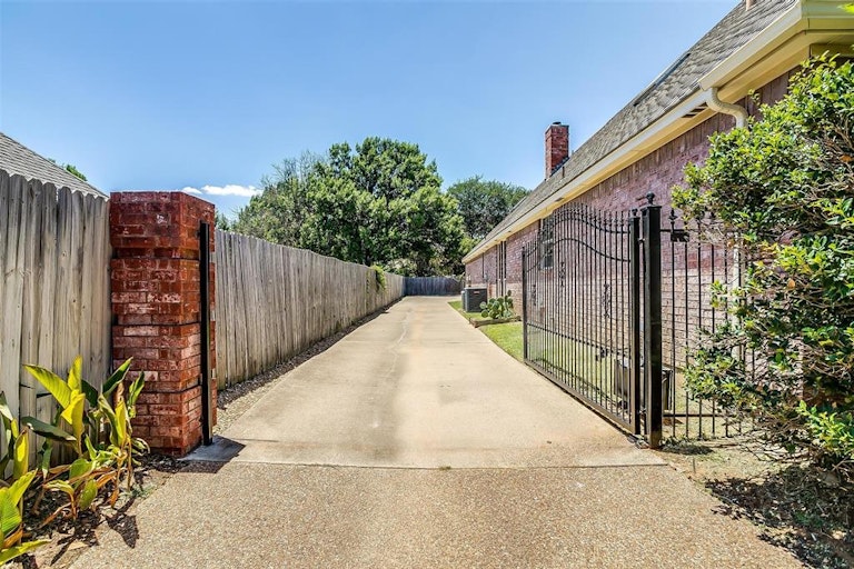 Photo 3 of 40 - 6006 Sunderland Dr, Colleyville, TX 76034