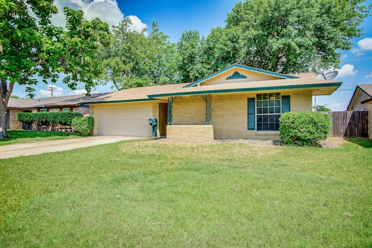 Photo 3 of 21 - 4015 Topaz Dr, Mesquite, TX 75150