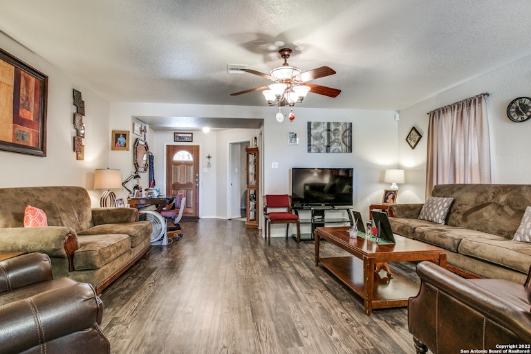 Photo 4 of 21 - 1419 Range Fld, San Antonio, TX 78245
