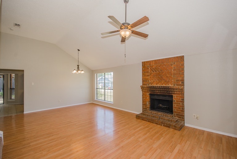 Photo 14 of 29 - 6205 Sasaki Way, Garland, TX 75043
