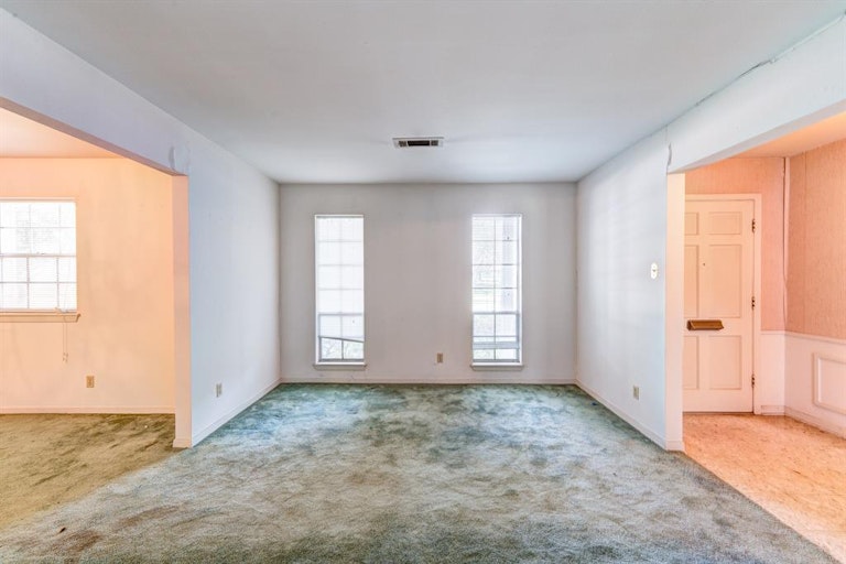 Photo 5 of 35 - 6031 Wigton Dr, Houston, TX 77096