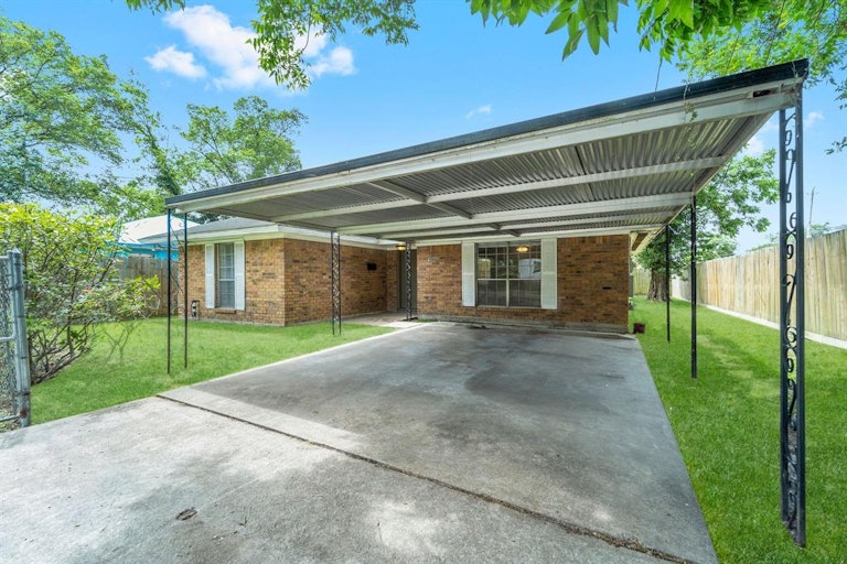 Photo 2 of 25 - 302 E 40th 1/2 St, Houston, TX 77018