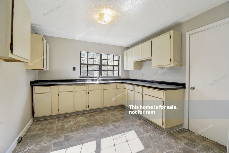 Photo 4 of 29 - 827 Dennison St, Jacksonville, FL 32254