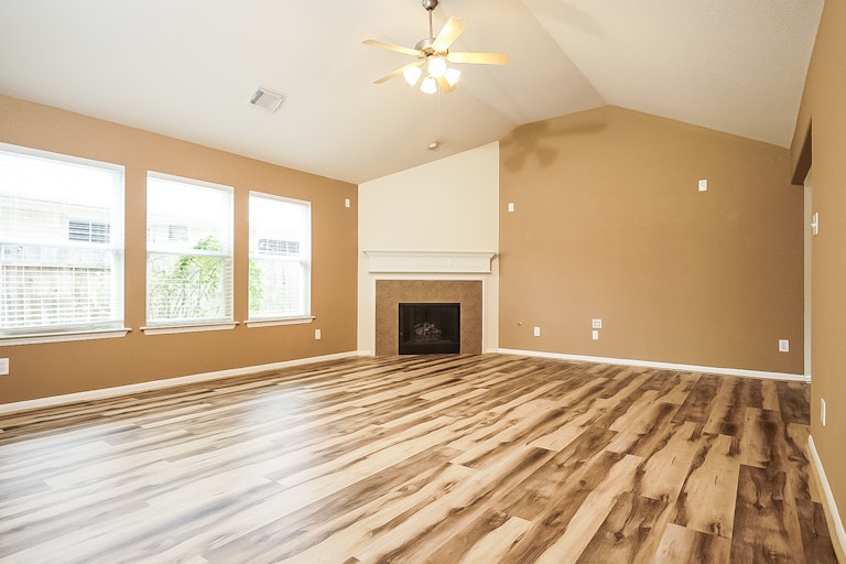 Photo 3 of 25 - 21123 Spur Ridge Ct, Richmond, TX 77406