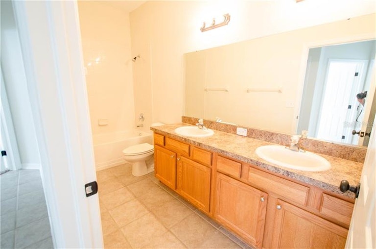 Photo 19 of 25 - 812 Barclay Wood Dr, Ruskin, FL 33570