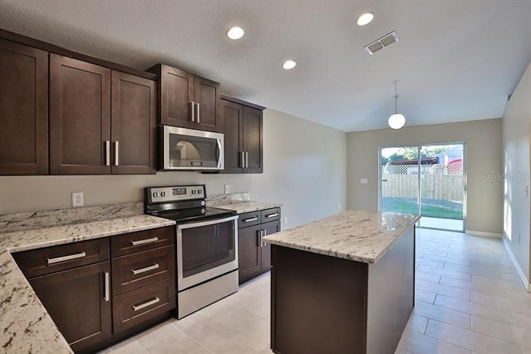 Photo 6 of 25 - 815 Brenton Leaf Dr, Ruskin, FL 33570