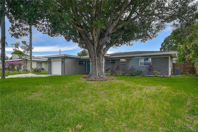 Photo 2 of 25 - 1625 Madrid Dr, Largo, FL 33778