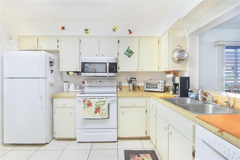 Photo 3 of 25 - 1800 Mariner Dr #11, Tarpon Springs, FL 34689