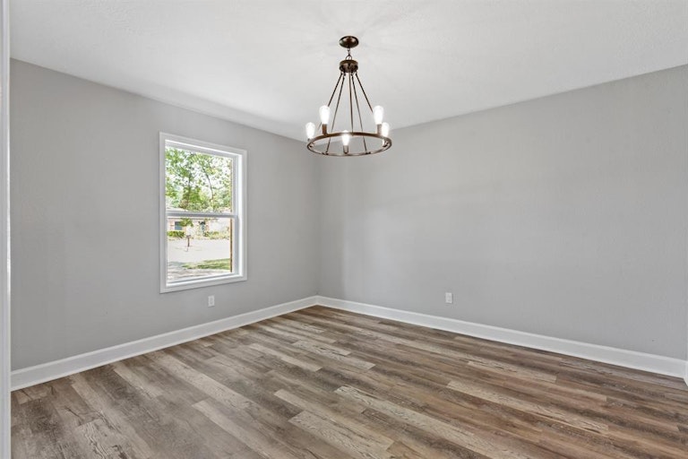 Photo 9 of 36 - 214 Andorra Ln, Houston, TX 77015