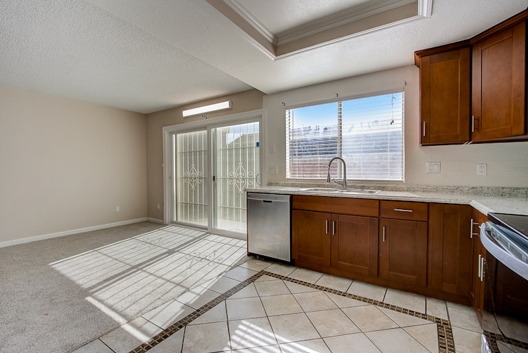 Photo 22 of 39 - 7572 Burgoyne Ln, Sacramento, CA 95823