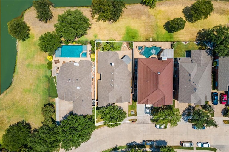 Photo 5 of 28 - 8904 Lakewood Dr, Irving, TX 75063