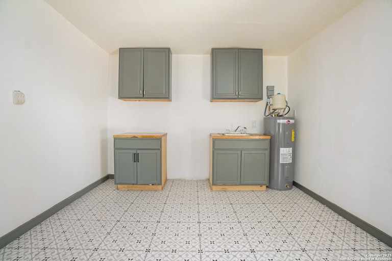 Photo 11 of 21 - 850 Hammond Ave, San Antonio, TX 78210
