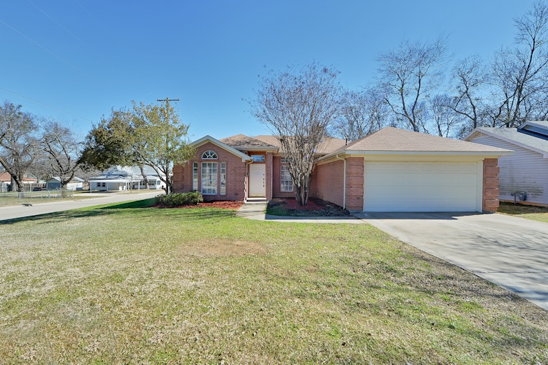 Photo 20 of 21 - 201 S 3rd Ave, Mansfield, TX 76063