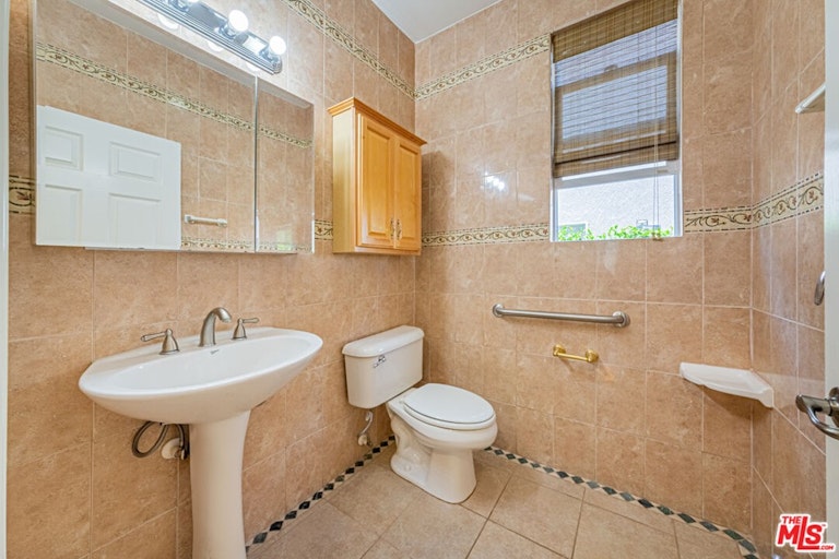 Photo 23 of 48 - 686 Milford St, Los Angeles, CA 90042