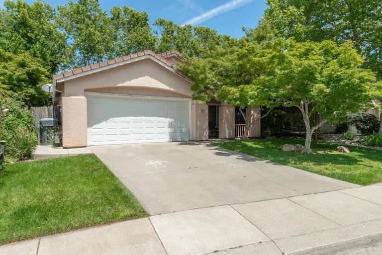 Photo 1 of 28 - 9438 Village Tree Dr, Elk Grove, CA 95758