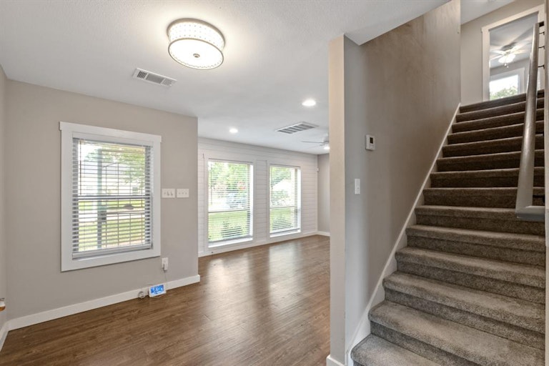 Photo 7 of 21 - 3838 Alsace St, Houston, TX 77021