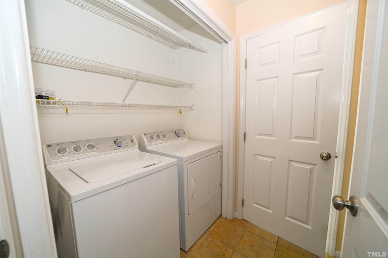 Photo 13 of 27 - 102 Lewey Stone Ct, Cary, NC 27519
