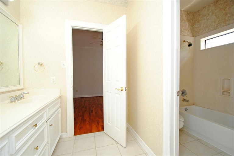 Photo 34 of 41 - 3118 Canyon Oak Ct, Houston, TX 77068
