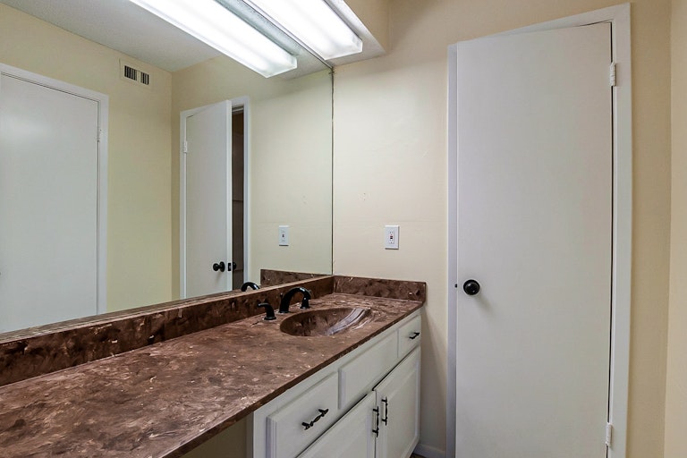 Photo 9 of 25 - 9326 Emberglow Ln, Dallas, TX 75243