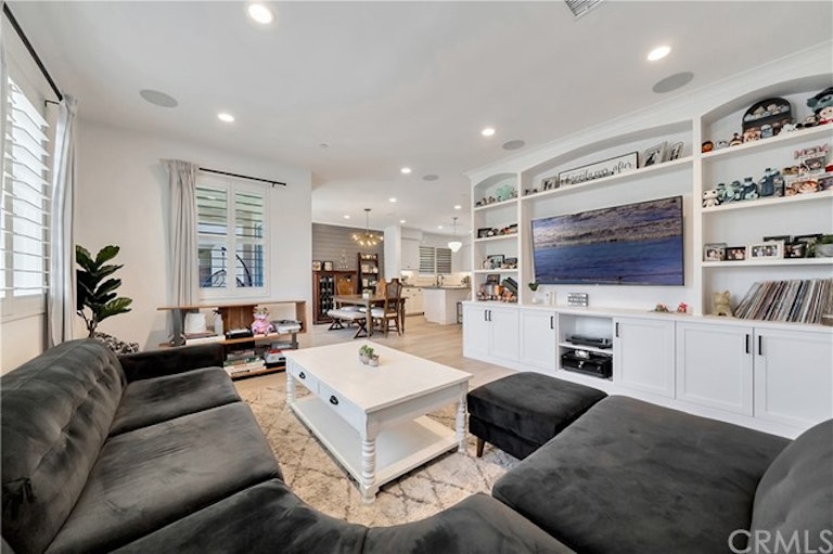 Photo 8 of 48 - 565 S Motif St, Anaheim, CA 92805