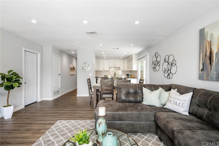 Photo 11 of 36 - 331 Monterey Cir, Placentia, CA 92870