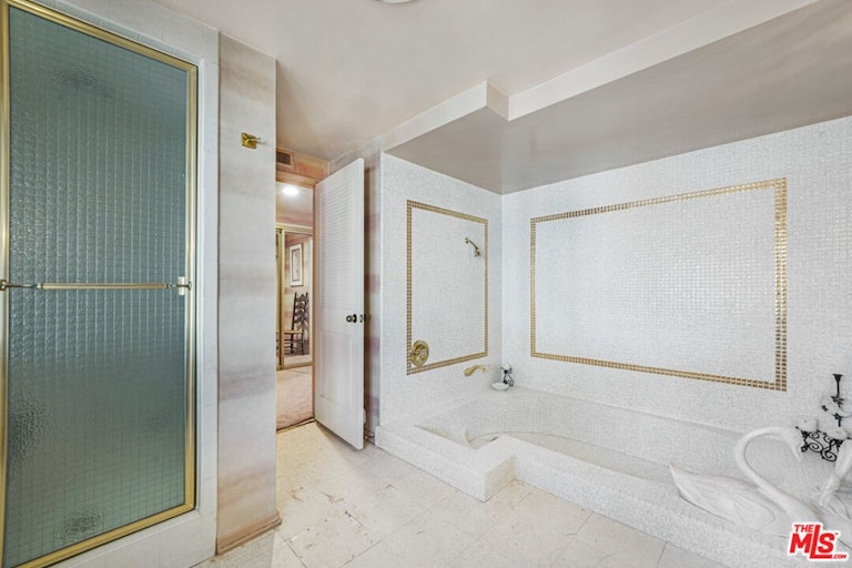 Photo 14 of 23 - 18116 Chardon Cir, Encino, CA 91316