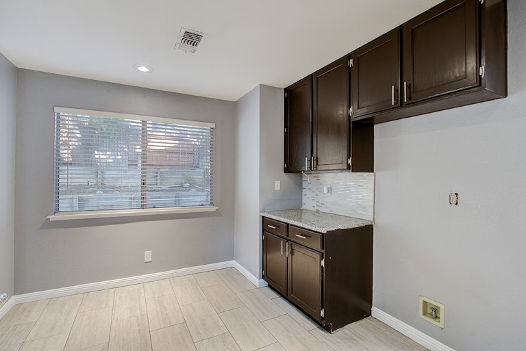 Photo 25 of 39 - 4025 Honey Rose Pl, Antelope, CA 95843