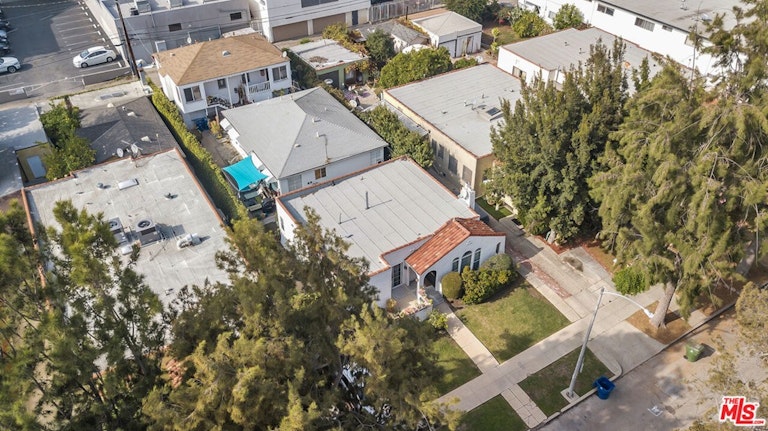 Photo 2 of 19 - 827 N McCadden Pl, Los Angeles, CA 90038